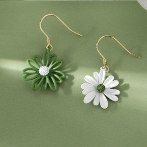 Asymmetric small daisy earrings sterling silver